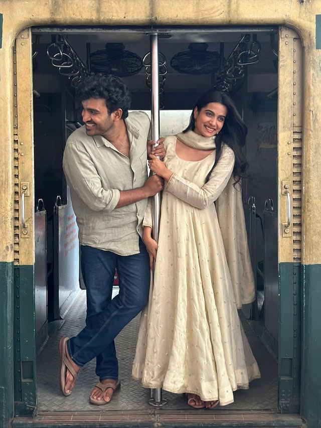 క్యూట్ చార్మింగ్ ప్రేమతో మెరిసారు .