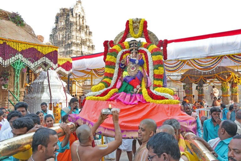వేణుగాన అలంకారంలో రామచంద్రుడు దివ్య దర్శనం .