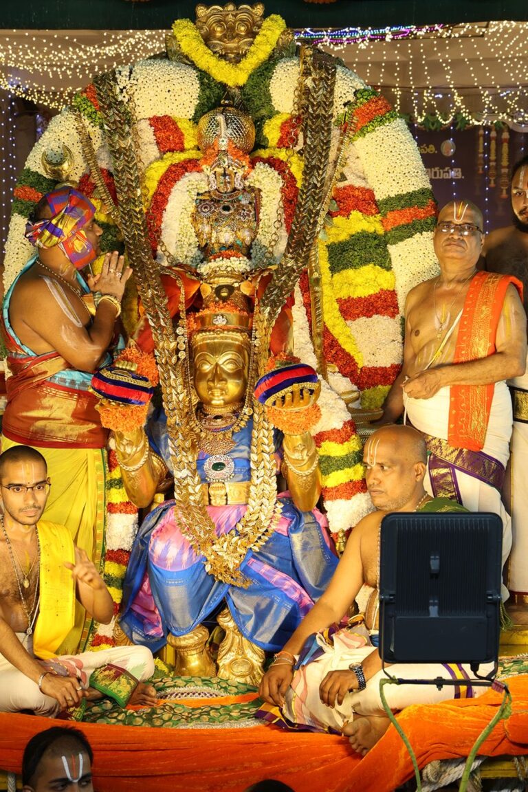 గరుడ వాహనంలో కోదండరామ ఆశీస్సులు .