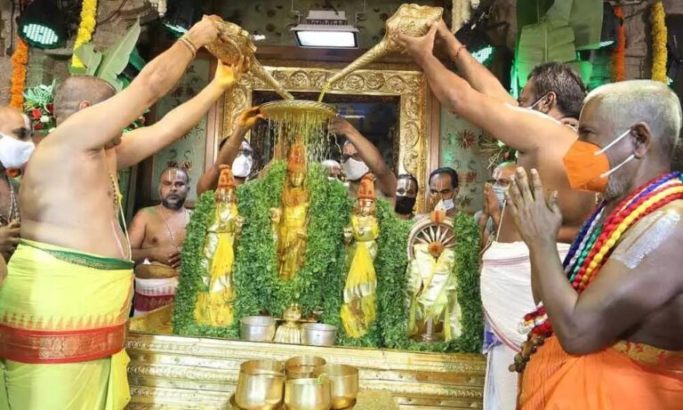 శ్రీవారి పుష్కరిణిలో ఘనంగా చక్రస్నానం.
